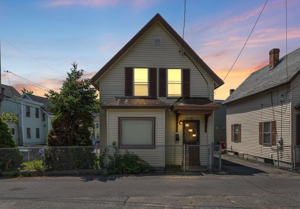 4 L St, Lowell, Massachusetts, 3 Bedrooms Bedrooms, 5 Rooms Rooms,1 BathroomBathrooms,Residential,For Sale,L St,73550775
