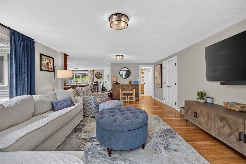 106 Winn St, Burlington, Massachusetts, 3 Bedrooms Bedrooms, 9 Rooms Rooms,2 BathroomsBathrooms,Residential,For Sale,Winn St,73550724