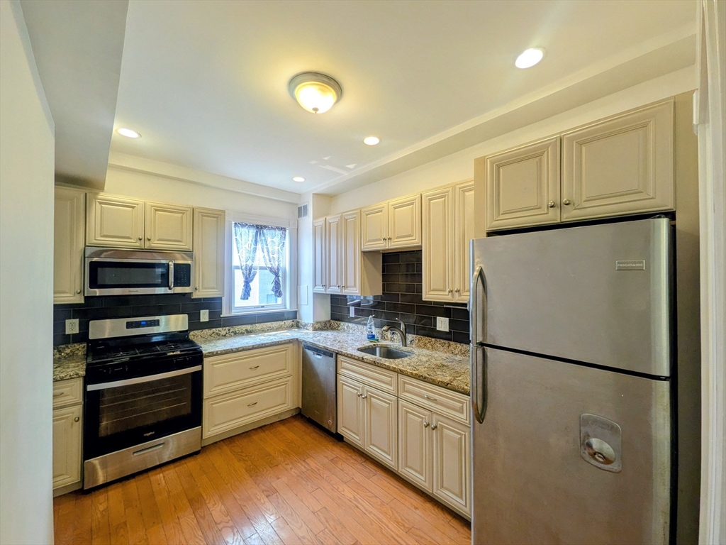 11 Linden Street, Boston, Massachusetts, 3 Bedrooms Bedrooms, 6 Rooms Rooms,1.5 BathroomsBathrooms,Residential Lease,For Rent,Linden Street,73550768