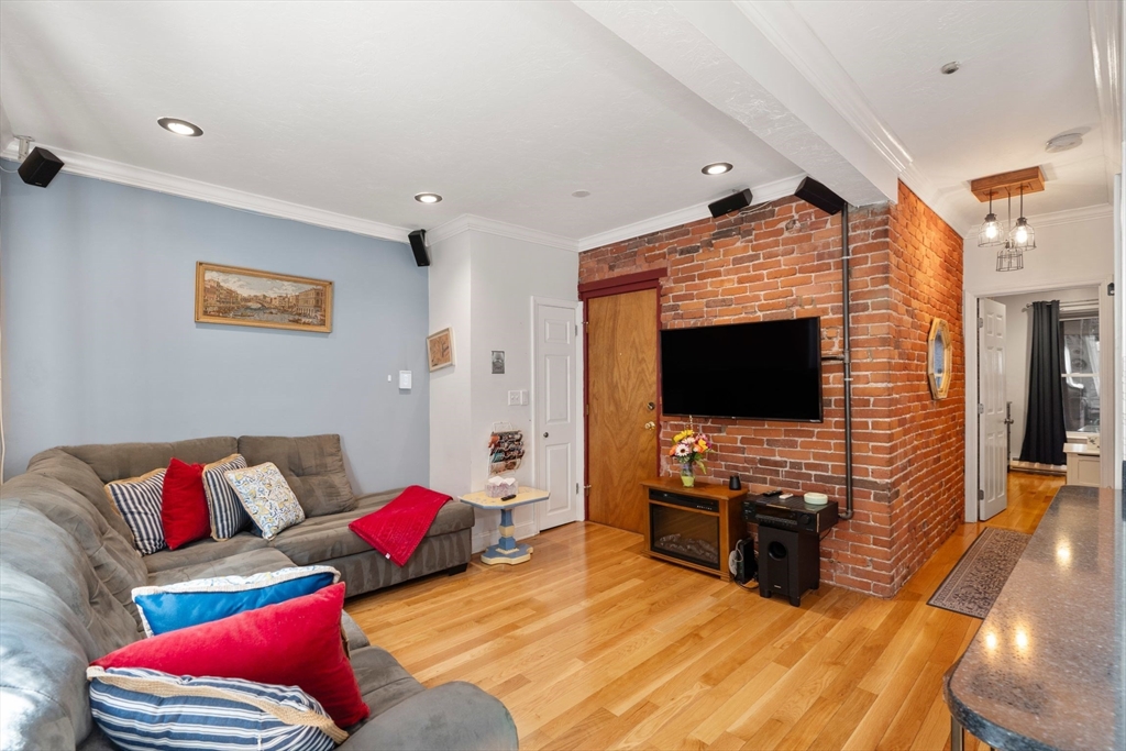 38RA Charter St, Boston, Massachusetts, 1 Bedroom Bedrooms, 3 Rooms Rooms,1 BathroomBathrooms,Residential Lease,For Rent,Charter St,73550777