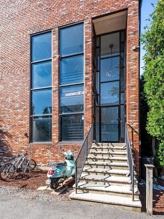 10 Roberts, Somerville, Massachusetts, 1 Bedroom Bedrooms, 2 Rooms Rooms,1 BathroomBathrooms,Residential,For Sale,Roberts,73550793