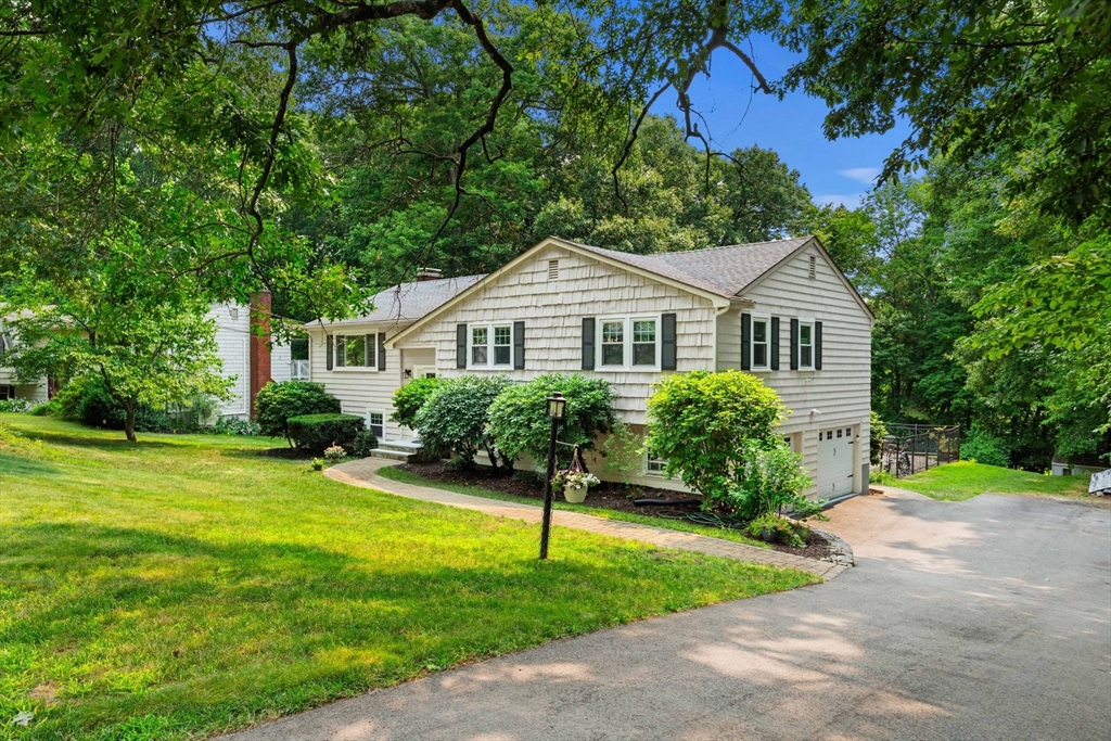 15 Crestwood Drive, Framingham, Massachusetts, 4 Bedrooms Bedrooms, 8 Rooms Rooms,2.5 BathroomsBathrooms,Residential,For Sale,Crestwood Drive,73550787