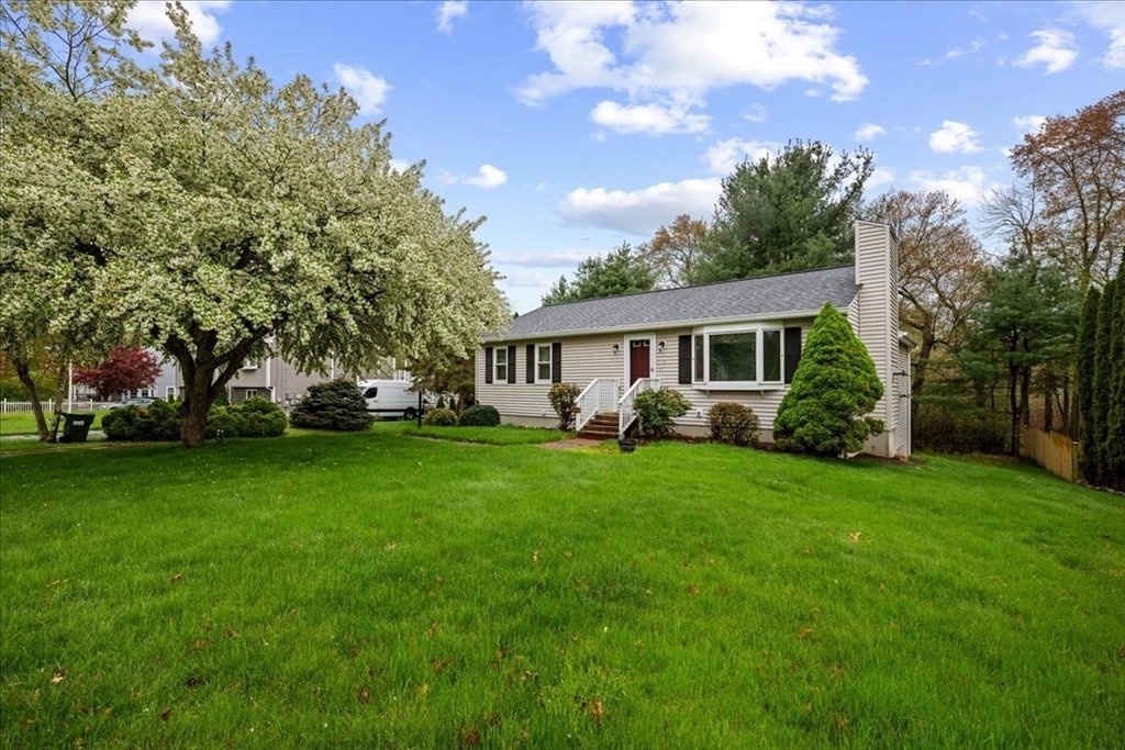11 Riverside Dr, Webster, Massachusetts, 2 Bedrooms Bedrooms, 5 Rooms Rooms,2 BathroomsBathrooms,Residential,For Sale,Riverside Dr,73515377