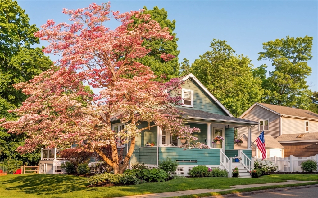 54 Endicott Rd, Stoneham, Massachusetts, 2 Bedrooms Bedrooms, 5 Rooms Rooms,1 BathroomBathrooms,Residential,For Sale,Endicott Rd,73525265