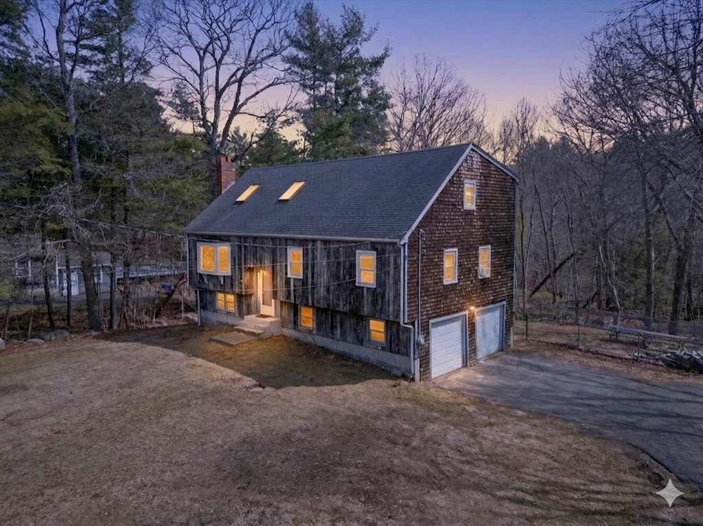 300 Water St, Hanover, Massachusetts, 4 Bedrooms Bedrooms, 8 Rooms Rooms,2 BathroomsBathrooms,Residential,For Sale,Water St,73512883