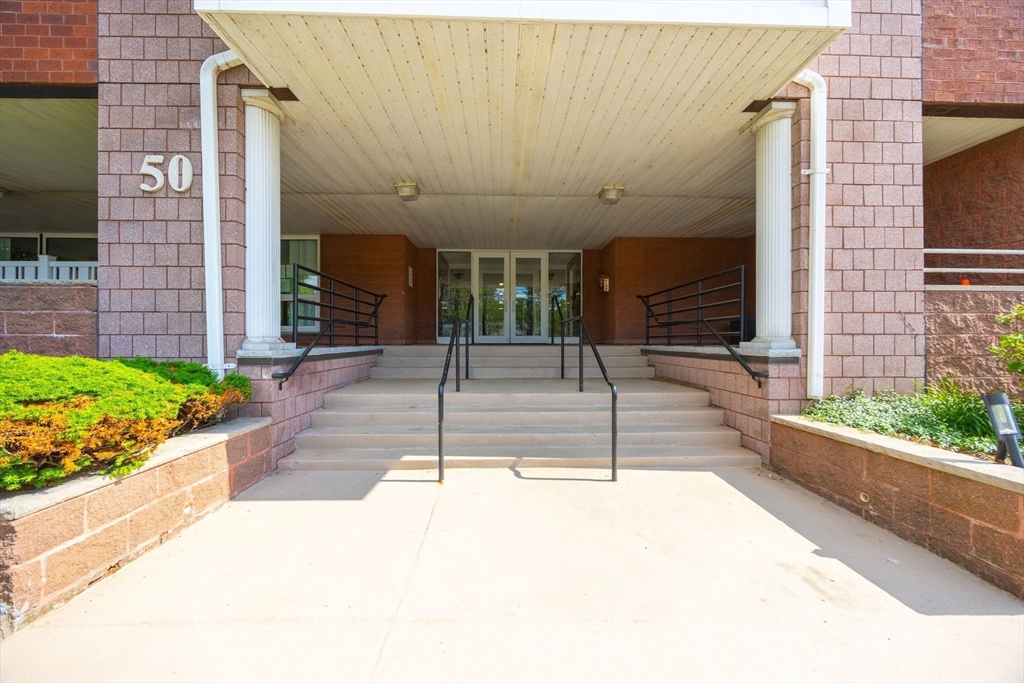 50 Watertown St, Watertown, Massachusetts, 2 Bedrooms Bedrooms, 4 Rooms Rooms,2 BathroomsBathrooms,Residential,For Sale,Watertown St,73535981