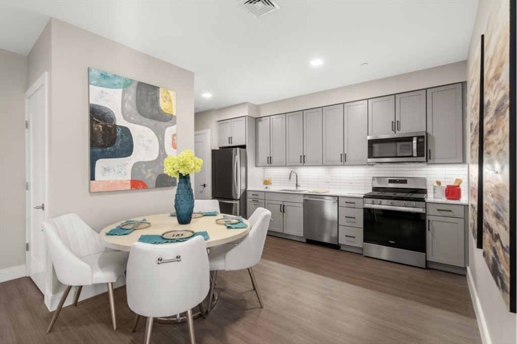 11 Walley Street, Boston, Massachusetts, 2 Bedrooms Bedrooms, 4 Rooms Rooms,2 BathroomsBathrooms,Residential Lease,For Rent,Walley Street,73516653