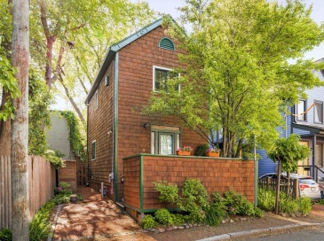 32 Bellis Circle, Cambridge, Massachusetts, 2 Bedrooms Bedrooms, 5 Rooms Rooms,2 BathroomsBathrooms,Residential,For Sale,Bellis Circle,73532096