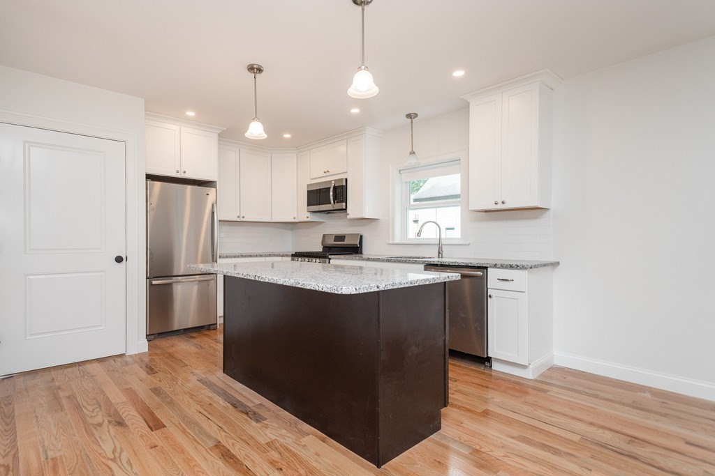 15 Cotting St, Medford, Massachusetts, 3 Bedrooms Bedrooms, 6 Rooms Rooms,2 BathroomsBathrooms,Residential Lease,For Rent,Cotting St,73519526