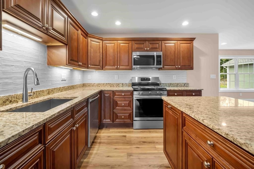 4 Sabrina Way, Agawam, Massachusetts, 3 Bedrooms Bedrooms, 6 Rooms Rooms,2 BathroomsBathrooms,Residential,For Sale,Sabrina Way,73299619