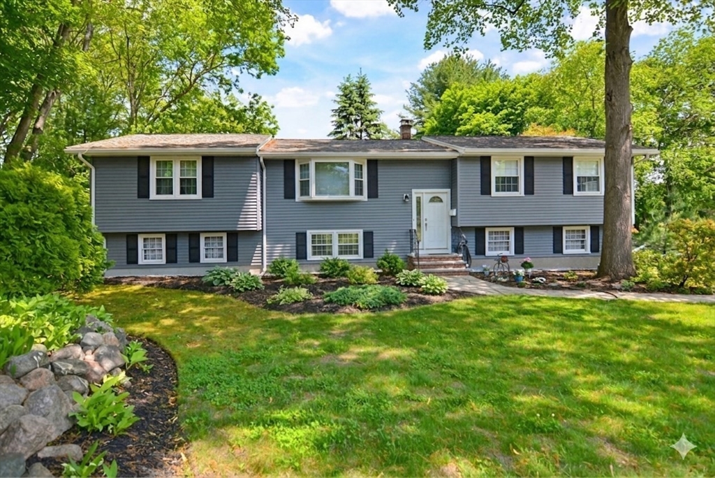 19 Glen Dr, Peabody, Massachusetts, 4 Bedrooms Bedrooms, 7 Rooms Rooms,2.5 BathroomsBathrooms,Residential,For Sale,Glen Dr,73529886