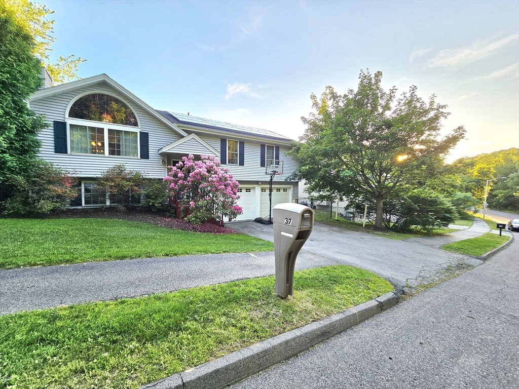 37 Moreland Green Dr, Worcester, Massachusetts, 3 Bedrooms Bedrooms, 7 Rooms Rooms,3 BathroomsBathrooms,Residential,For Sale,Moreland Green Dr,73534998