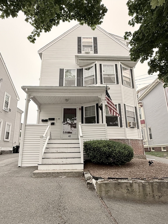 42 Bartlett Street, Beverly, Massachusetts, 2 Bedrooms Bedrooms, 4 Rooms Rooms,1 BathroomBathrooms,Residential Lease,For Rent,Bartlett Street,73551016