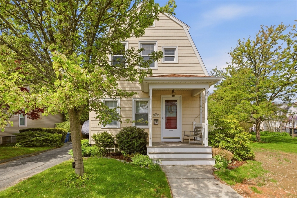 17 Buttonwood St, New Bedford, Massachusetts, 3 Bedrooms Bedrooms, 6 Rooms Rooms,1.5 BathroomsBathrooms,Residential,For Sale,Buttonwood St,73517113