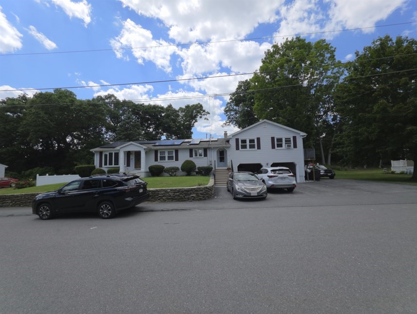 8 Rochelle St, Auburn, Massachusetts, 4 Bedrooms Bedrooms, 10 Rooms Rooms,2.5 BathroomsBathrooms,Residential Income,For Sale,Rochelle St,73551100