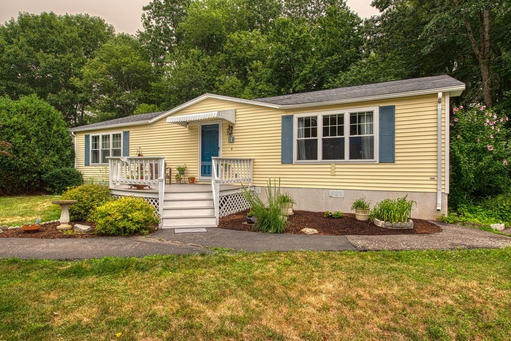 11 Hawthorne Street, Rockland, Massachusetts, 2 Bedrooms Bedrooms, 5 Rooms Rooms,2 BathroomsBathrooms,Residential,For Sale,Hawthorne Street,73551263