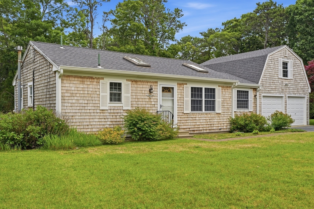 40 Cape Cod Lane, Barnstable, Massachusetts, 2 Bedrooms Bedrooms, 6 Rooms Rooms,2 BathroomsBathrooms,Residential,For Sale,Cape Cod Lane,73551274