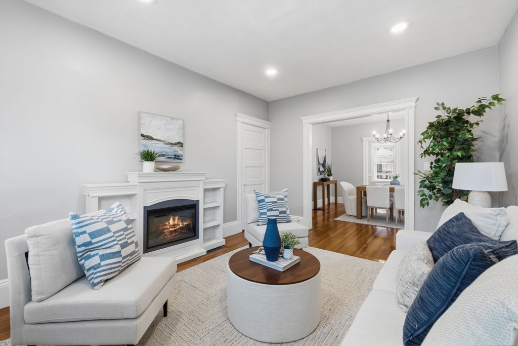 33 Rosemont, Boston, Massachusetts, 2 Bedrooms Bedrooms, 5 Rooms Rooms,1 BathroomBathrooms,Residential Lease,For Rent,Rosemont,73551111