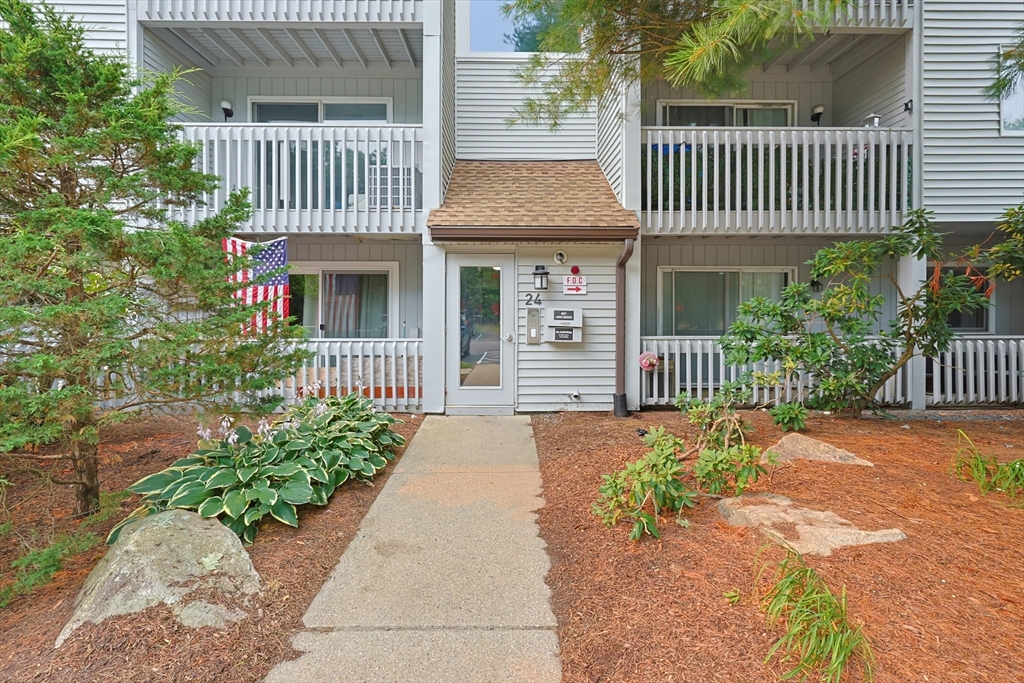 2403 Franklin Crossing Road, Franklin, Massachusetts, 2 Bedrooms Bedrooms, 4 Rooms Rooms,1 BathroomBathrooms,Residential,For Sale,Franklin Crossing Road,73551301