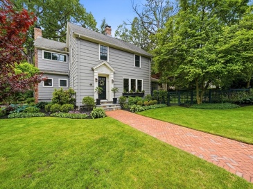 43 Hayes Ave, Lexington, Massachusetts, 4 Bedrooms Bedrooms, 9 Rooms Rooms,3.5 BathroomsBathrooms,Residential,For Sale,Hayes Ave,73529857
