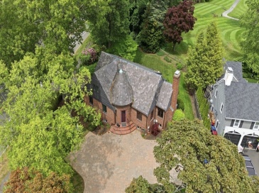 127 Larchmont Rd, Melrose, Massachusetts, 4 Bedrooms Bedrooms, 9 Rooms Rooms,3 BathroomsBathrooms,Residential,For Sale,Larchmont Rd,73529131