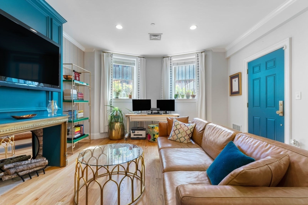668 Massachusetts Ave, Boston, Massachusetts, 2 Bedrooms Bedrooms, 4 Rooms Rooms,2 BathroomsBathrooms,Residential Lease,For Rent,Massachusetts Ave,73551179