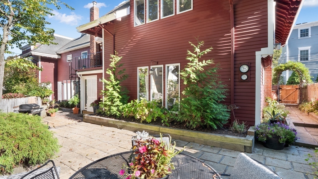 4 Coffin Court, Newburyport, Massachusetts, 3 Bedrooms Bedrooms, 11 Rooms Rooms,2.5 BathroomsBathrooms,Residential Income,For Sale,Coffin Court,73551348