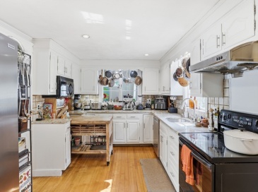 112 Sherwood Rd, Medford, Massachusetts, 3 Bedrooms Bedrooms, 7 Rooms Rooms,1.5 BathroomsBathrooms,Residential,For Sale,Sherwood Rd,73551356