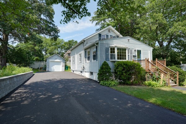 9 Harriett Ave, Burlington, Massachusetts, 3 Bedrooms Bedrooms, 7 Rooms Rooms,1 BathroomBathrooms,Residential Lease,For Rent,Harriett Ave,73551366