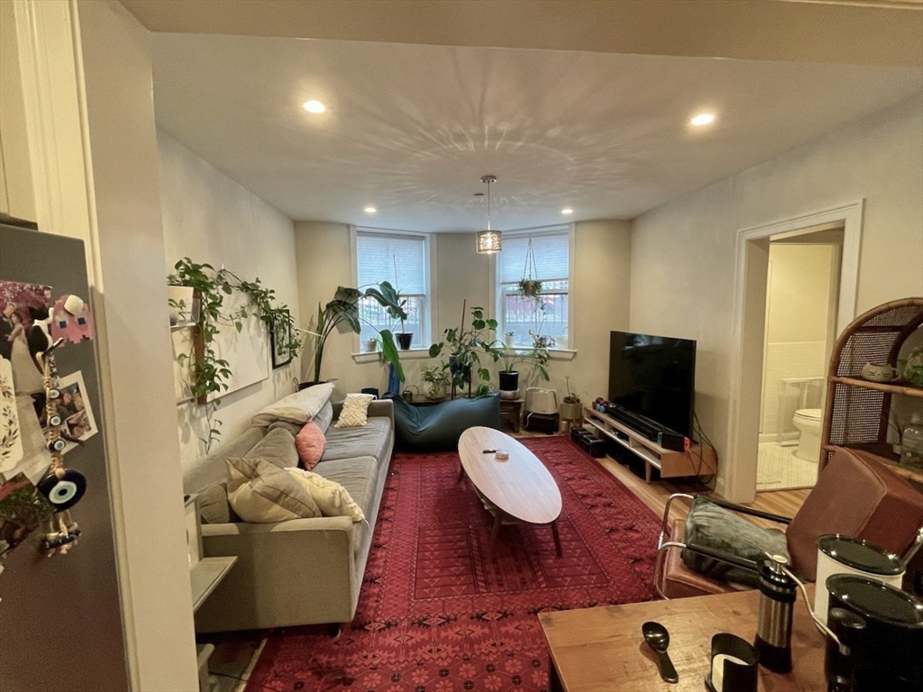 652 Massachusetts Avenue, Boston, Massachusetts, 2 Bedrooms Bedrooms, 7 Rooms Rooms,2.5 BathroomsBathrooms,Residential Lease,For Rent,Massachusetts Avenue,73551385