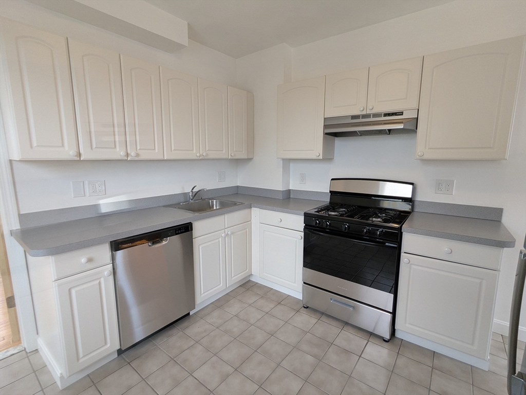 8 Pearl, Medford, Massachusetts, 4 Bedrooms Bedrooms, 7 Rooms Rooms,1.5 BathroomsBathrooms,Residential Lease,For Rent,Pearl,73551428
