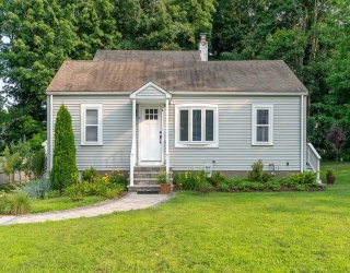 4 Glenwood Ave, Foxboro, Massachusetts, 3 Bedrooms Bedrooms, 5 Rooms Rooms,1 BathroomBathrooms,Residential,For Sale,Glenwood Ave,73551160