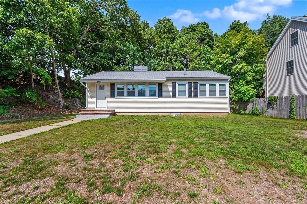 28 Hayes Ave, Lowell, Massachusetts, 2 Bedrooms Bedrooms, 5 Rooms Rooms,1 BathroomBathrooms,Residential,For Sale,Hayes Ave,73551205