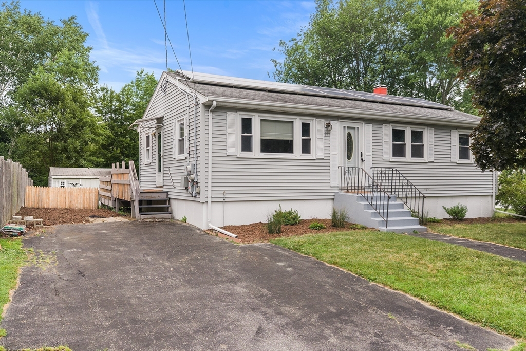 21 Lafayette St, Amesbury, Massachusetts, 3 Bedrooms Bedrooms, 6 Rooms Rooms,1 BathroomBathrooms,Residential,For Sale,Lafayette St,73551218