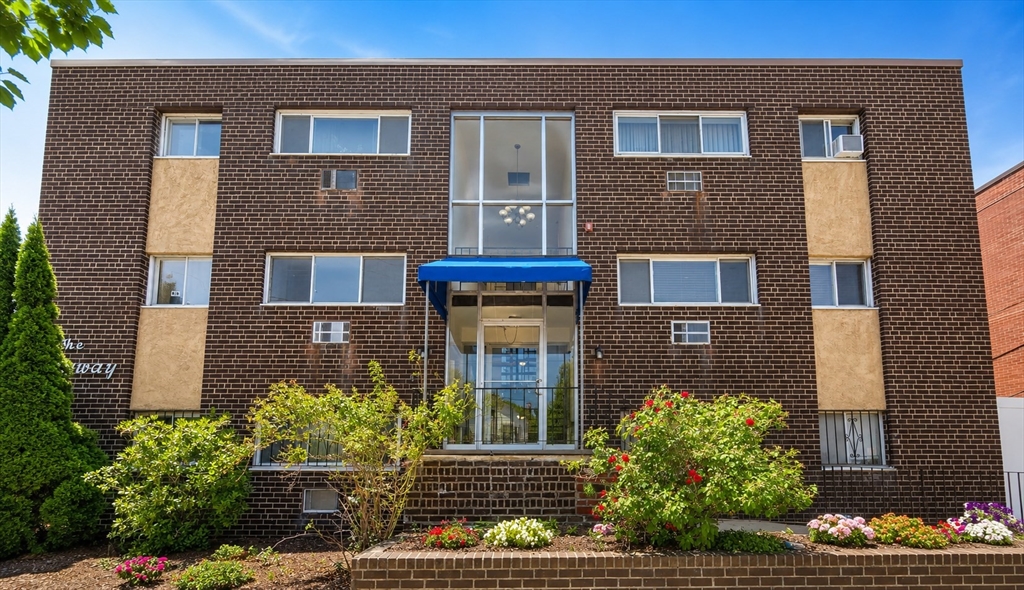 416 Belgrade Ave, Boston, Massachusetts, 2 Bedrooms Bedrooms, 4 Rooms Rooms,1 BathroomBathrooms,Residential,For Sale,Belgrade Ave,73551227