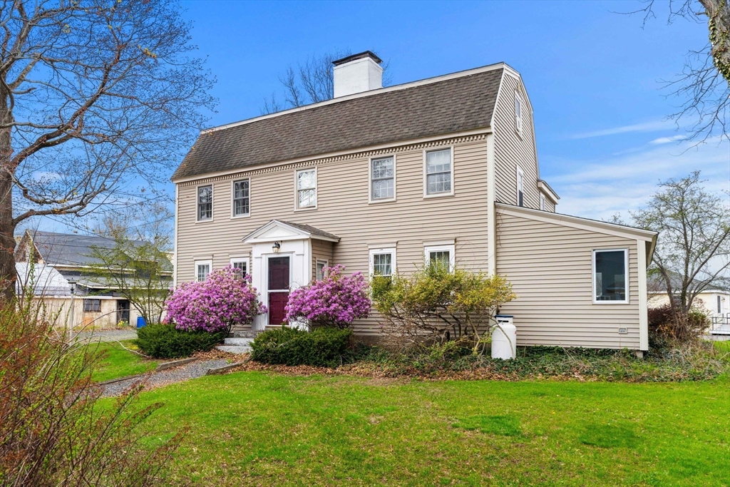 11 Union Pl, Newburyport, Massachusetts, 4 Bedrooms Bedrooms, 7 Rooms Rooms,2 BathroomsBathrooms,Residential,For Sale,Union Pl,73510895
