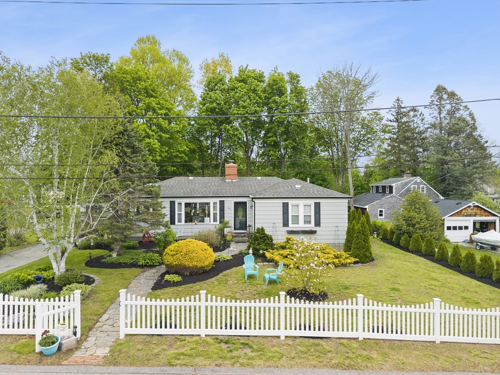 194 Grove Ave, Somerset, Massachusetts, 3 Bedrooms Bedrooms, 8 Rooms Rooms,2 BathroomsBathrooms,Residential,For Sale,Grove Ave,73516994