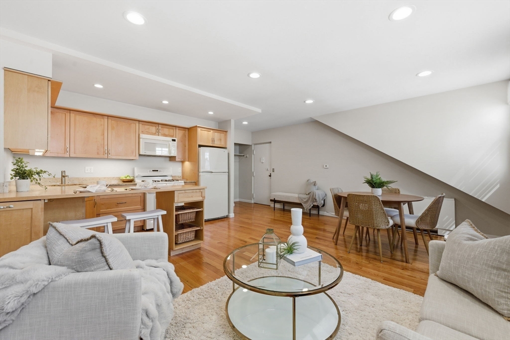 21 Bowdoin Street, Boston, Massachusetts, 1 Bedroom Bedrooms, 3 Rooms Rooms,1 BathroomBathrooms,Residential Lease,For Rent,Bowdoin Street,73551549