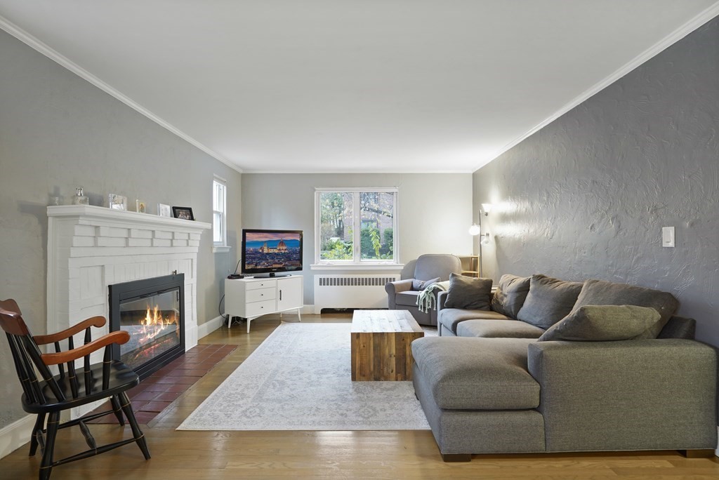 60 Gardner Road, Brookline, Massachusetts, 3 Bedrooms Bedrooms, 6 Rooms Rooms,2 BathroomsBathrooms,Residential Lease,For Rent,Gardner Road,73551650