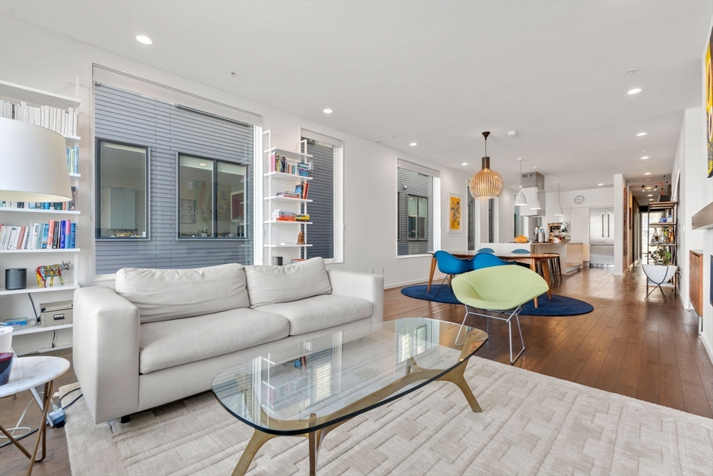 519 East 1st St., Boston, Massachusetts, 2 Bedrooms Bedrooms, 4 Rooms Rooms,2.5 BathroomsBathrooms,Residential Lease,For Rent,East 1st St.,73551695
