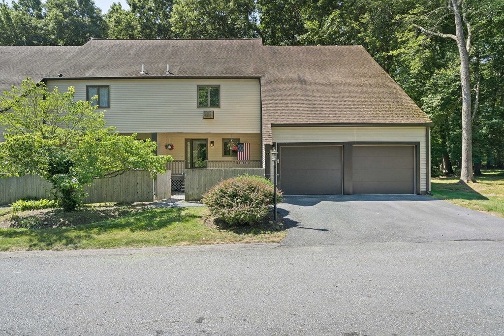 8 Bancroft Cmn, Franklin, Massachusetts, 2 Bedrooms Bedrooms, 4 Rooms Rooms,2.5 BathroomsBathrooms,Residential,For Sale,Bancroft Cmn,73551485