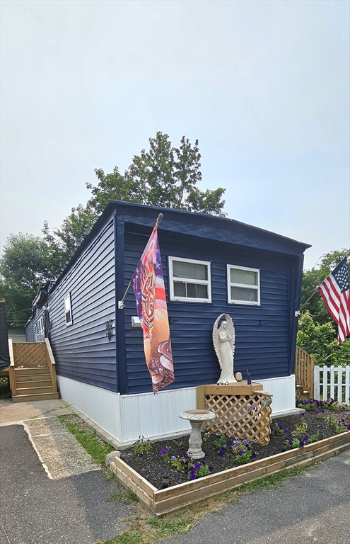 229 Miller St, Ludlow, Massachusetts, 2 Bedrooms Bedrooms, 5 Rooms Rooms,1 BathroomBathrooms,Residential,For Sale,Miller St,73549431
