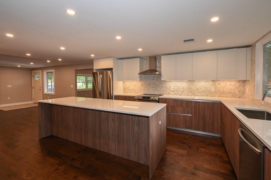 61 Gregory Rd, Framingham, Massachusetts, 4 Bedrooms Bedrooms, 9 Rooms Rooms,3 BathroomsBathrooms,Residential Lease,For Rent,Gregory Rd,73544736