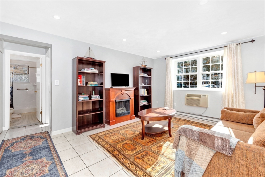 7 Colonial Village Dr, Arlington, Massachusetts, 1 Bedroom Bedrooms, 4 Rooms Rooms,1 BathroomBathrooms,Residential Lease,For Rent,Colonial Village Dr,73548387
