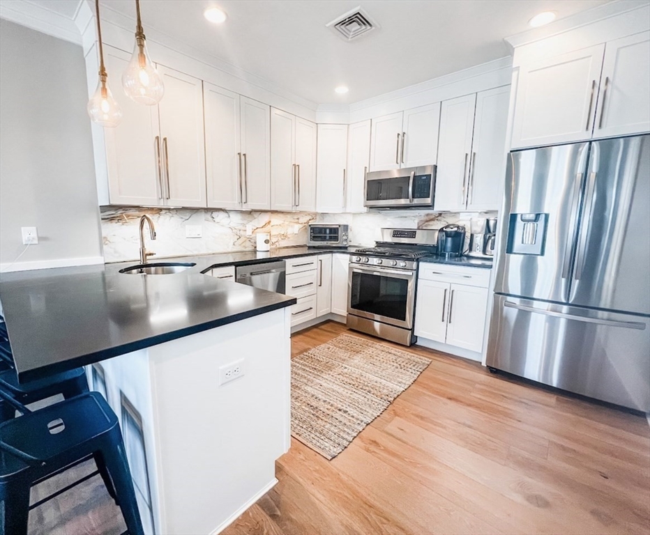 69 Falcon St, Boston, Massachusetts, 2 Bedrooms Bedrooms, 5 Rooms Rooms,2 BathroomsBathrooms,Residential Lease,For Rent,Falcon St,73551861