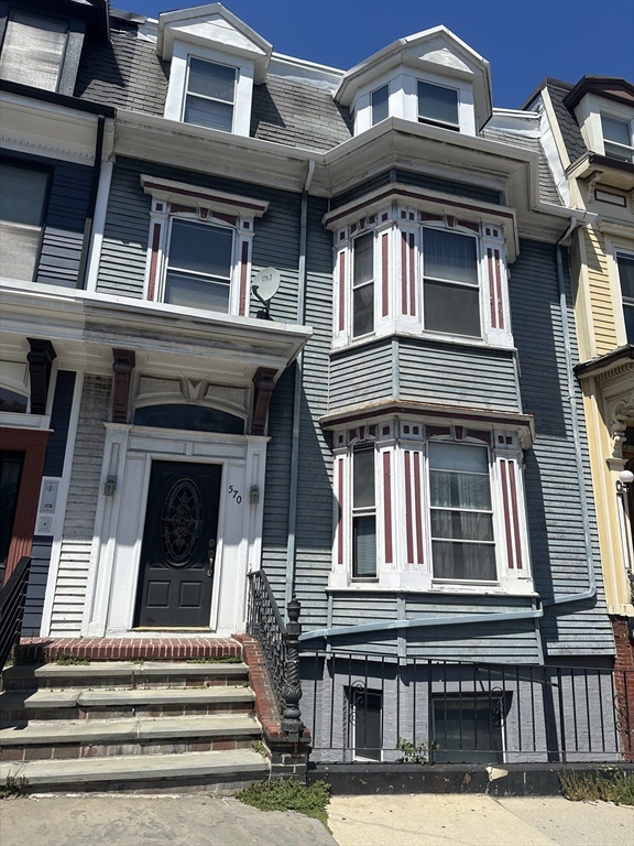 570 E Broadway, Boston, Massachusetts, 6 Bedrooms Bedrooms, 13 Rooms Rooms,3.5 BathroomsBathrooms,Residential Income,For Sale,E Broadway,73551869