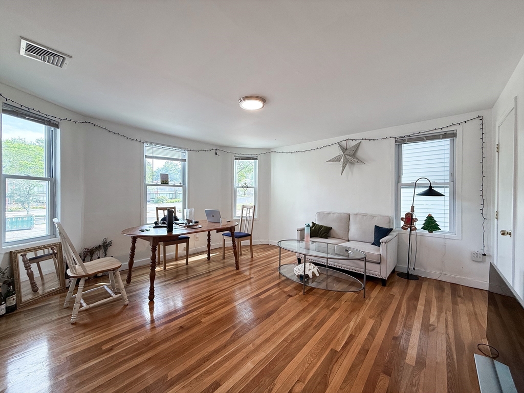 803 Boylston St, Brookline, Massachusetts, 3 Bedrooms Bedrooms, 6 Rooms Rooms,2 BathroomsBathrooms,Residential Lease,For Rent,Boylston St,73524911