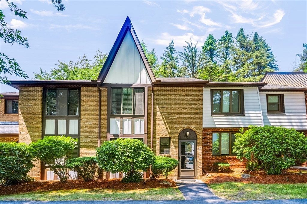 8 Cobblestone Ln, Worcester, Massachusetts, 2 Bedrooms Bedrooms, 5 Rooms Rooms,1.5 BathroomsBathrooms,Residential,For Sale,Cobblestone Ln,73551916