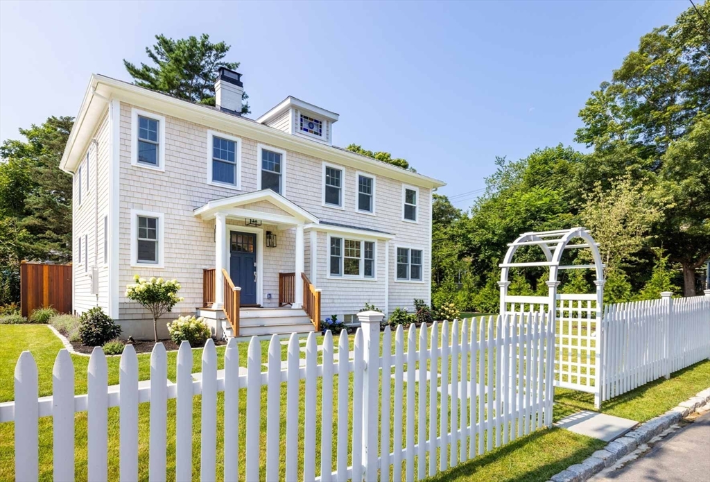 5 Pinetree Lane, Tisbury, Massachusetts, 4 Bedrooms Bedrooms, 11 Rooms Rooms,3 BathroomsBathrooms,Residential,For Sale,Pinetree Lane,73516062
