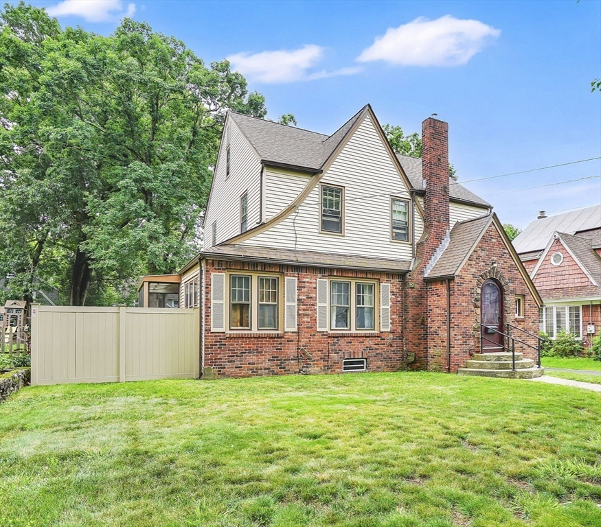33 Olmsted Dr, Springfield, Massachusetts, 3 Bedrooms Bedrooms, 7 Rooms Rooms,1.5 BathroomsBathrooms,Residential,For Sale,Olmsted Dr,73542009